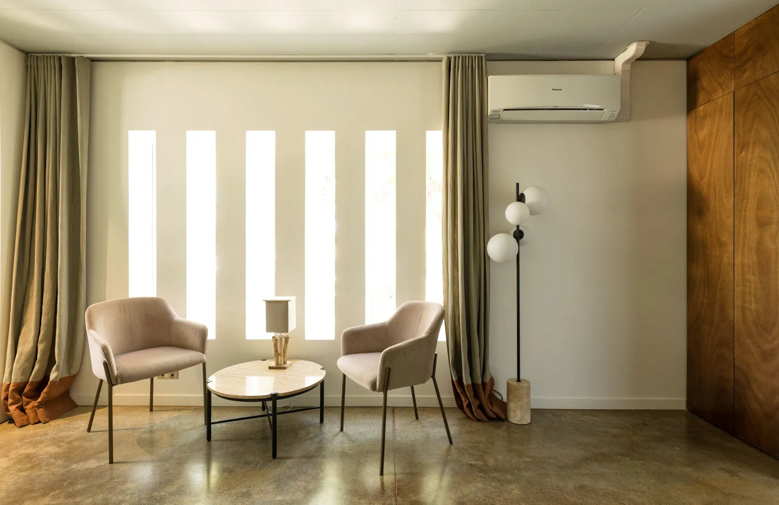 Petit salon, fauteuils et lumière filtrée