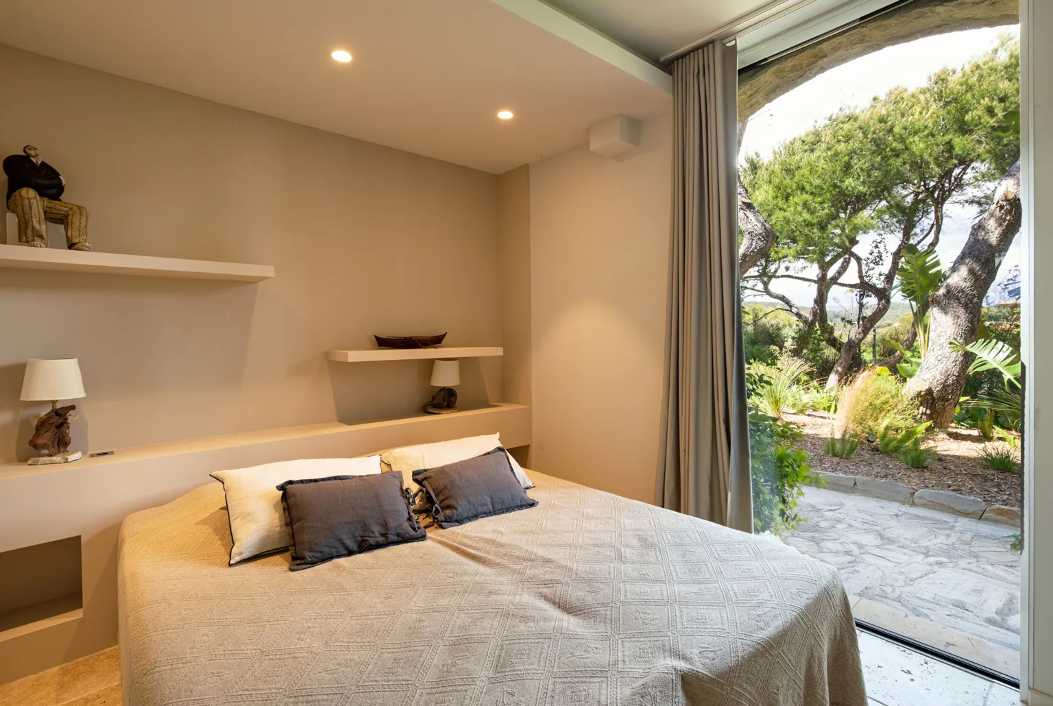 Villa Le Cap d'Alon — Chambre ouverte sur le jardin