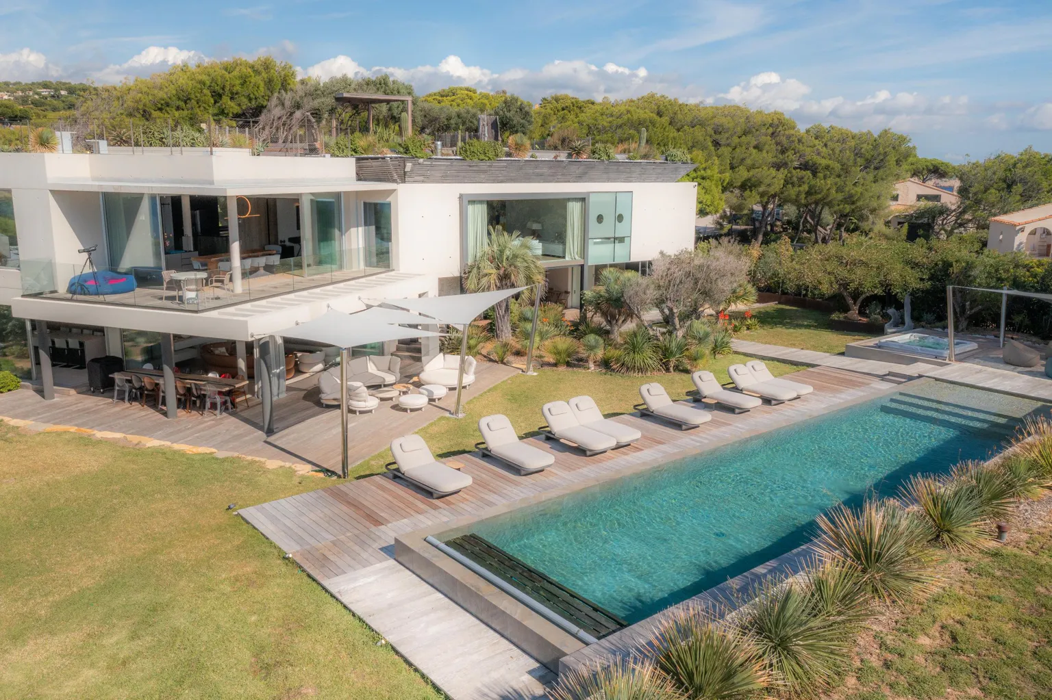 Villa, piscine et jardin vus du ciel