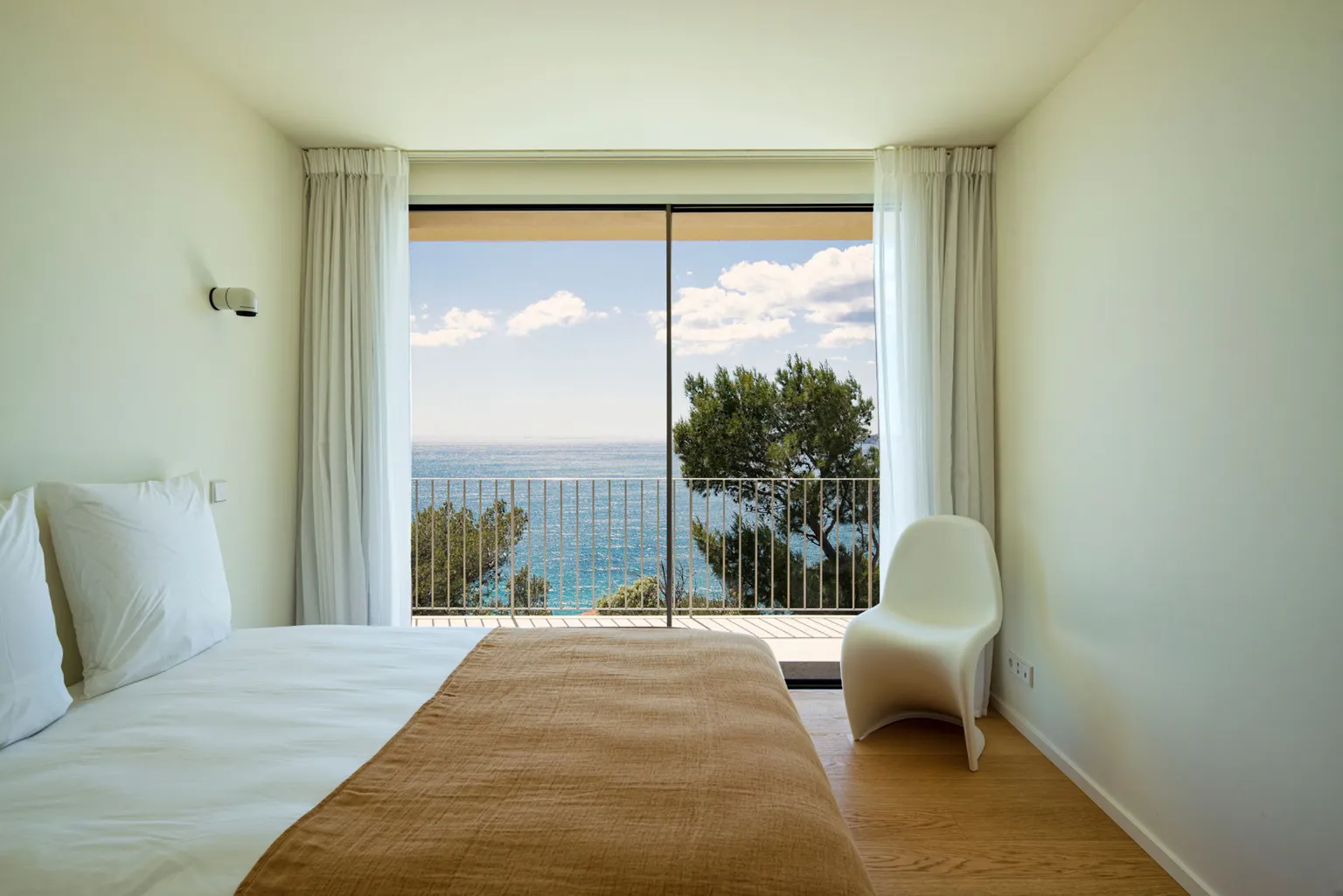 Chambre ouverte sur une terrasse face à la mer